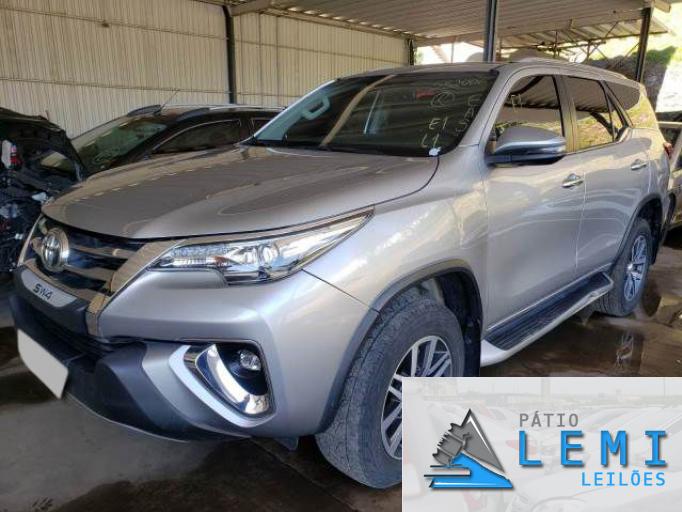 TOYOTA HILUX SW4 17/17  TOYOTA HILUX SW4 17/17